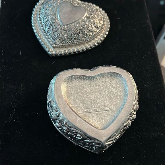 Vintage Heritage Mint Ltd. Heart Shaped Red Velvet Lined Trinket Box - Picture 3 of 6